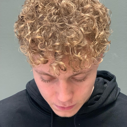 Mand med krøller efter curly cut hos frisør i Middelfart