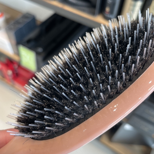 Krøllevenlig børste brugt i forbindelse med Curly Girl Metoden