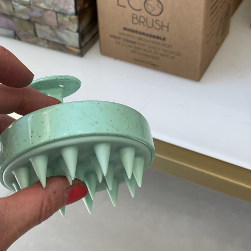 Scalp massager børste til hovedbundsmassage – ideel til curly girl metoden og fås hos frisøren
