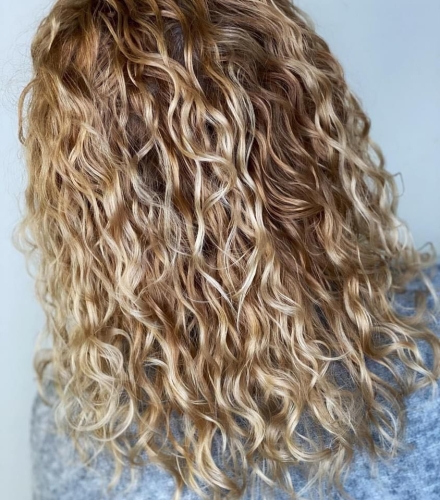 Langt krøllet hår efter professionel Curly Cut behandling hos Fashion Cut