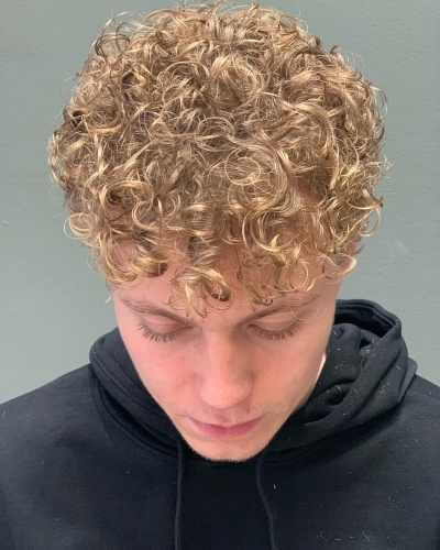 Mand med krøller efter curly cut hos frisør i Middelfart