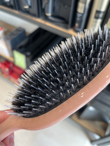Krøllevenlig børste brugt i forbindelse med Curly Girl Metoden