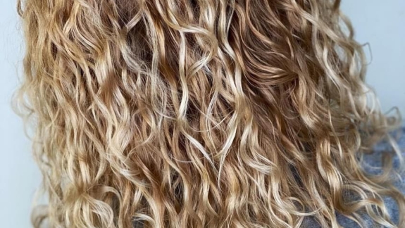 Langt krøllet hår efter professionel Curly Cut behandling hos Fashion Cut