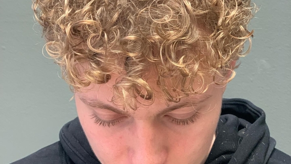 Mand med krøller efter curly cut hos frisør i Middelfart