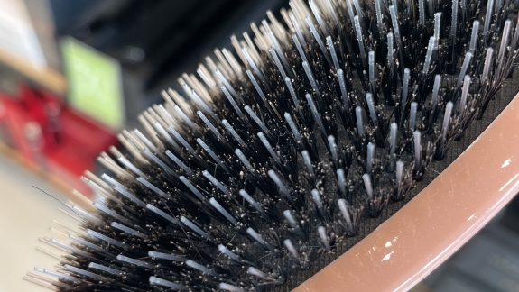 Krøllevenlig børste brugt i forbindelse med Curly Girl Metoden