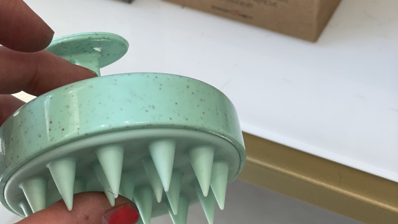 Scalp massager børste til hovedbundsmassage – ideel til curly girl metoden og fås hos frisøren